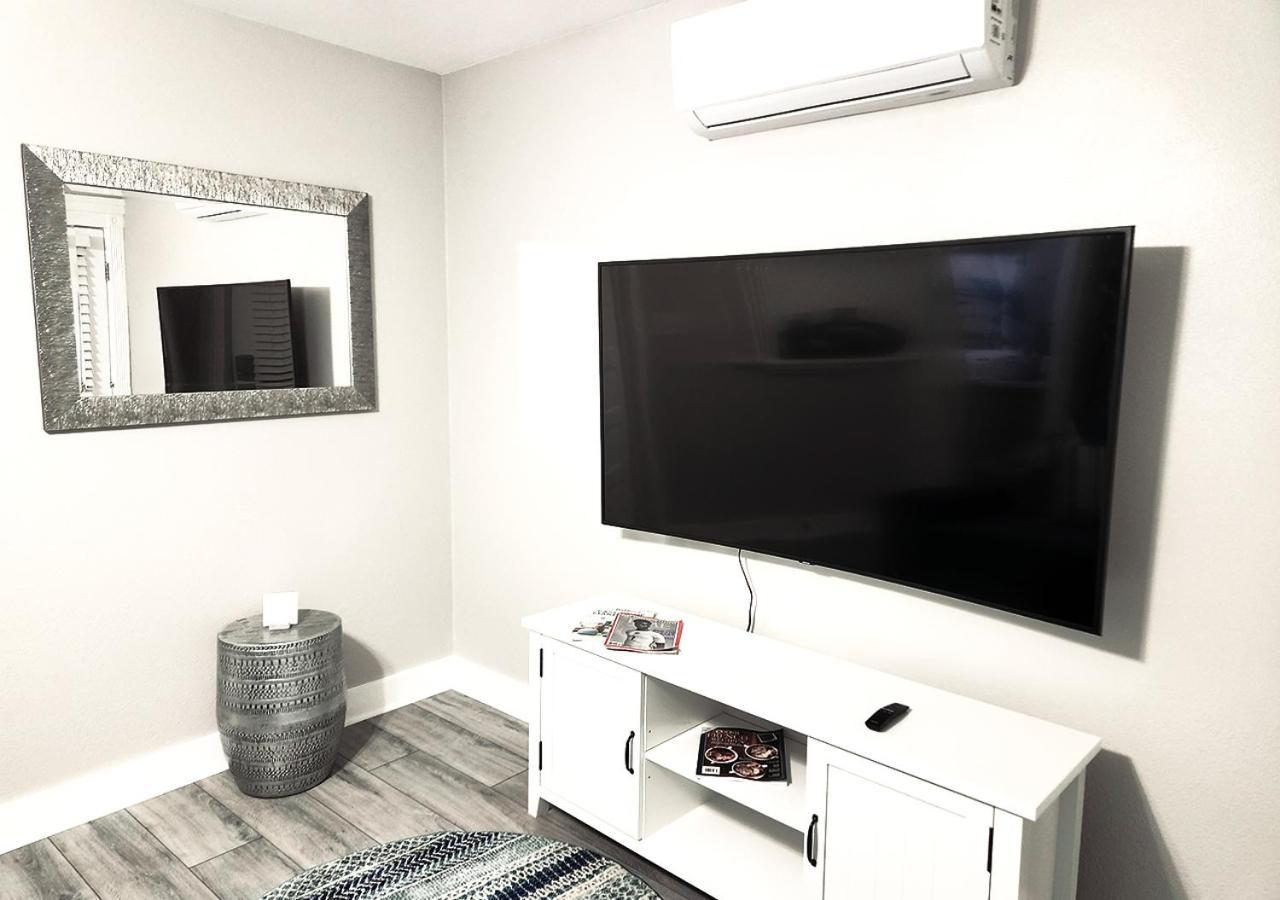 Beautiful Guesthouse, Sleeps 4 - Kitchen, Private Laundry, Ac, Parking, 65' Tv, Close To Stores, Restaurants & Beach Long Beach Exteriér fotografie